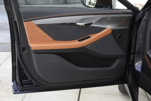 Voyah Light Chaser PHEV interior