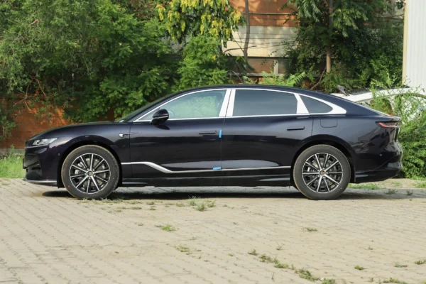 Voyah Light Chaser PHEV exterior black